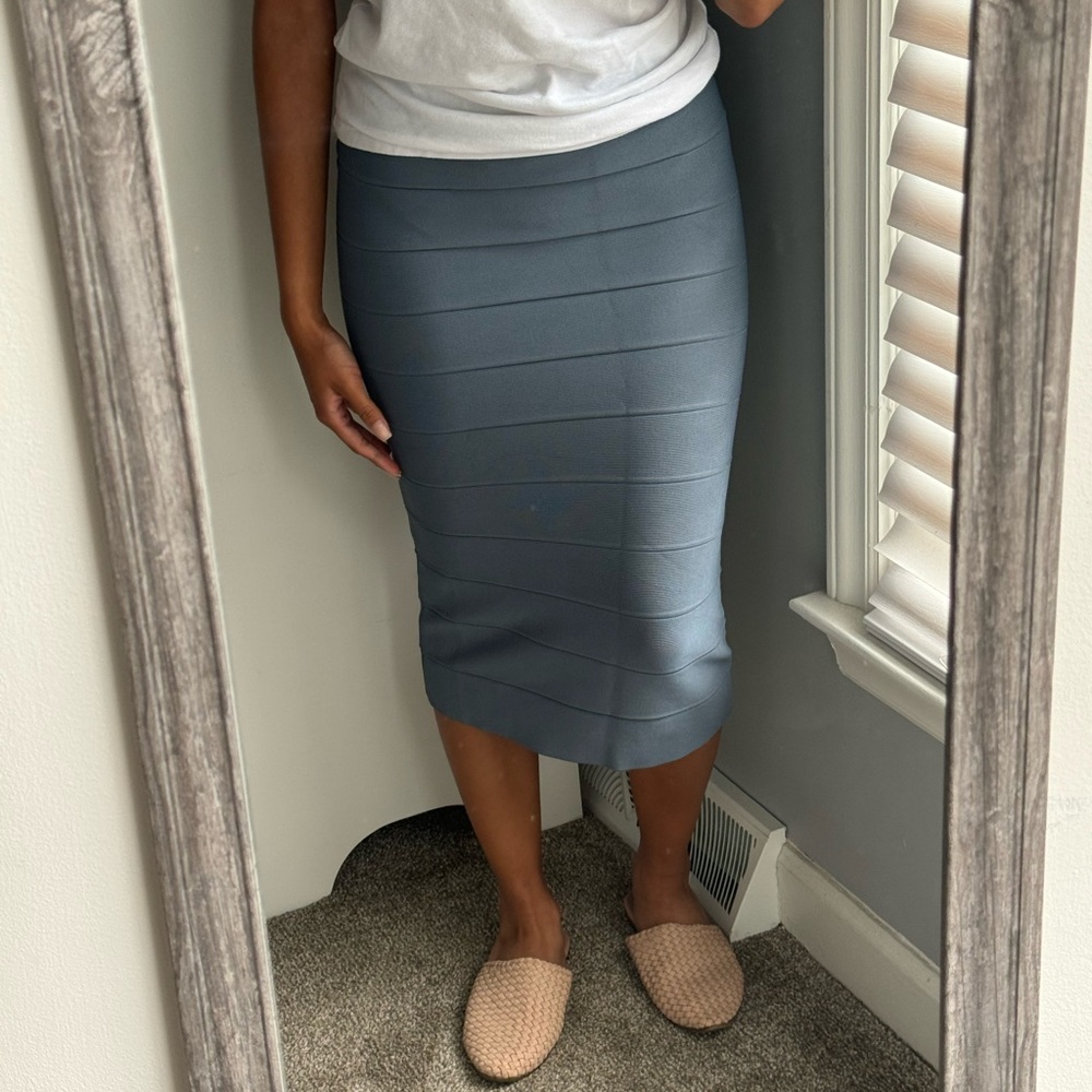 Fitted midi blue skirt